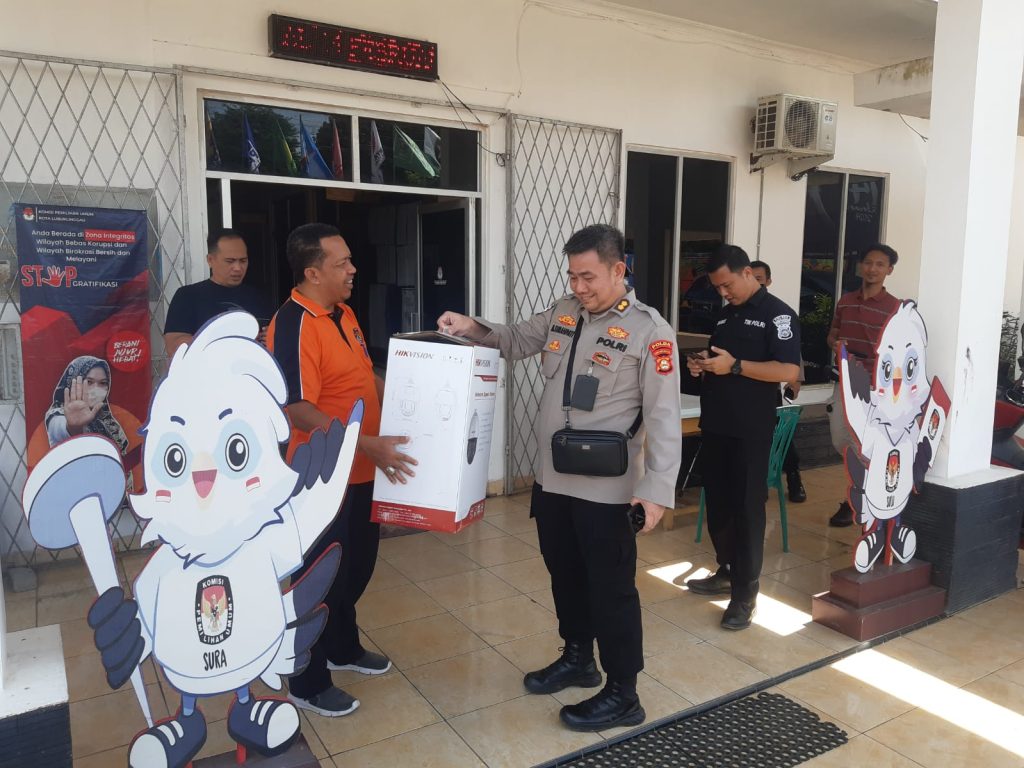 Polres Lubuk Linggau bekerjasama dengan Bidang Teknologi Informasi dan Komunikasi (TIK) Polda Sumsel melaksanakan pemasangan kamera CCTV di Kantor Komisi Pemilihan Umum (KPU) dan Badan Pengawas Pemilu (Bawaslu) Kota Lubuk Linggau jum’at (12/1/24).