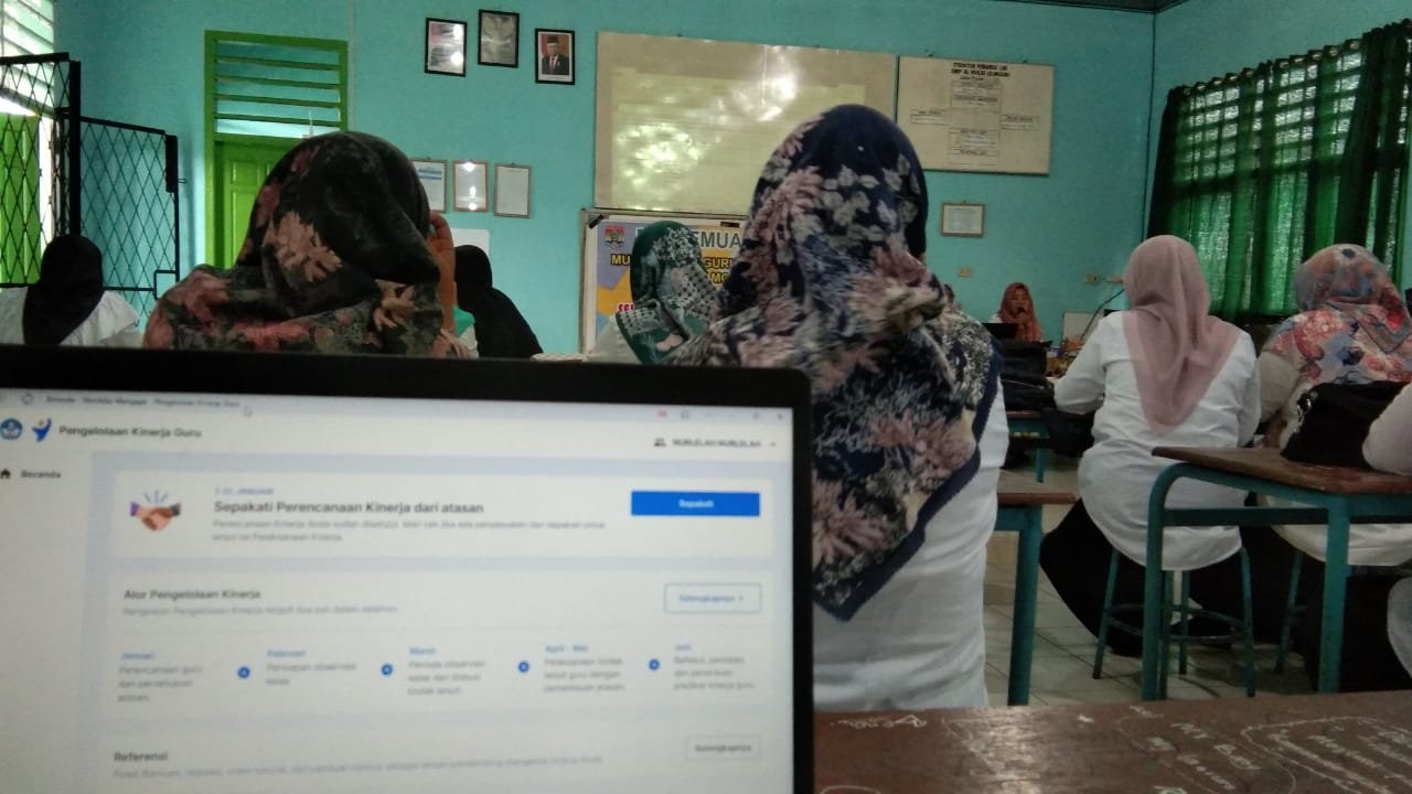 Foto Ilustrasi guru sibuk mengerjakan administrasi pada kurikulum merdeka mengajar