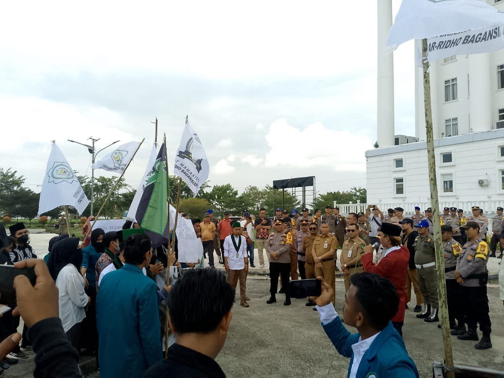 teks foto UNJUK RASA : Aliansi Mahasiswa Rohil Menggugat (AMRM) melakukan aksi unjuk rasa yang mempertanyakan netralitas ASN dan perangkat desa, dilakukan di depan kantor Bupati Rohi, Senin (22/1/2024). Ist