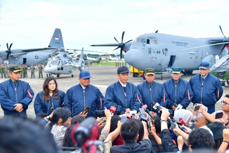 Menteri Pertahanan Prabowo Subianto menyerahkan secara simbolis Pesawat C-130J-30 Super Hercules baru yang keempat kepada Kepala Staf Angkatan Udara (Kasau) Marsekal Fadjar Prasetyo, di Lanud Halim Perdanakusuma, Jakarta, Rabu (24/1).
