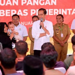 Presiden Jokowi mengecek cadangan beras yang ada di Gudang Bulog GBB Umbul Tengah, Kota Serang, Provinsi Banten, pada Senin (08/01/2024). (Foto: BPMI Setpres/Muchlis Jr)
