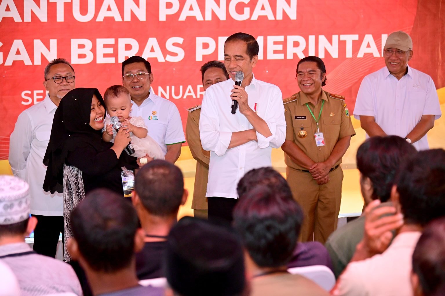 Presiden Jokowi mengecek cadangan beras yang ada di Gudang Bulog GBB Umbul Tengah, Kota Serang, Provinsi Banten, pada Senin (08/01/2024). (Foto: BPMI Setpres/Muchlis Jr)