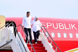 Presiden Jokowi didampingi Ibu Iriana Joko Widodo bertolak menuju Jawa Tengah, dalam rangka kunjungan kerja, Senin (22/01/2024). (Foto: BPMI Setpres/Muchlis Jr)