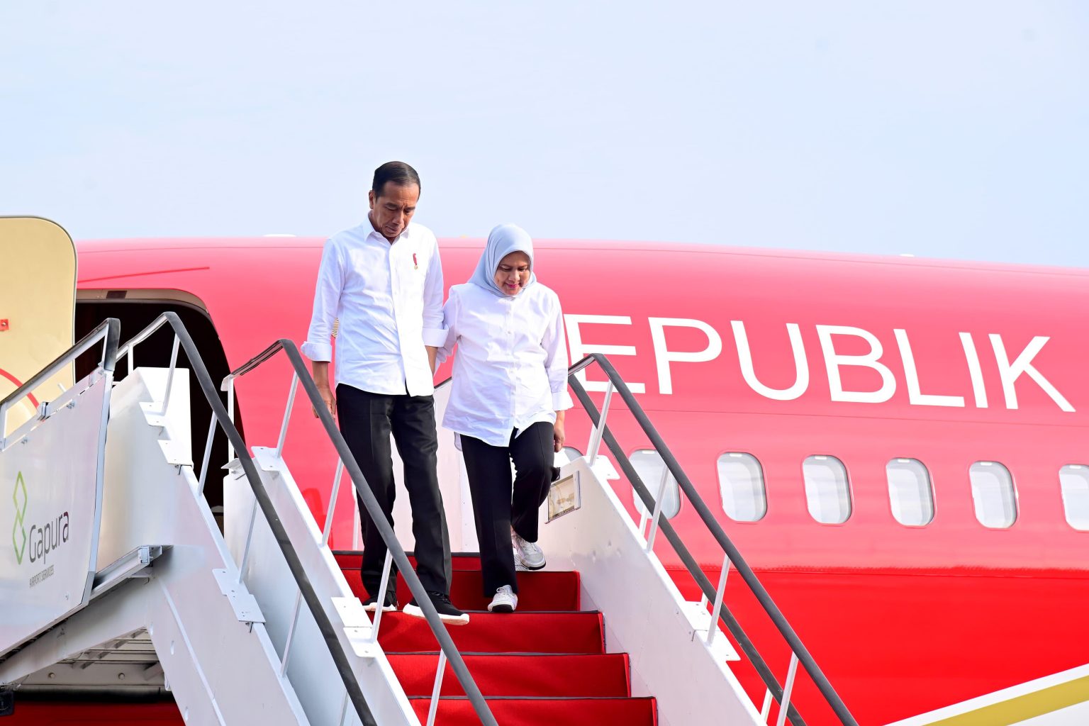 Presiden Jokowi didampingi Ibu Iriana Joko Widodo bertolak menuju Jawa Tengah, dalam rangka kunjungan kerja, Senin (22/01/2024). (Foto: BPMI Setpres/Muchlis Jr)