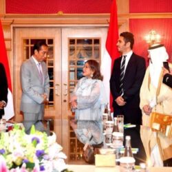 Presiden Jokowi mengadakan pertemuan dengan sejumlah pengusaha Brunei Darussalam (konsorsium investor) di Assarraa Guest House, Bandar Seri Begawan, pada Sabtu (13/01/2024) malam. (Foto: BPMI Setpres/Rusman)
