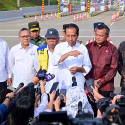 Presiden Jokowi usai meresmikan Jalan Tol Pamulang-Cinere-Raya Bogor di Gerbang Tol Limo Utama, Kota Depok, Jawa Barat, Senin (08/01/2024). (Foto: BPMI Setpres/Muchlis Jr