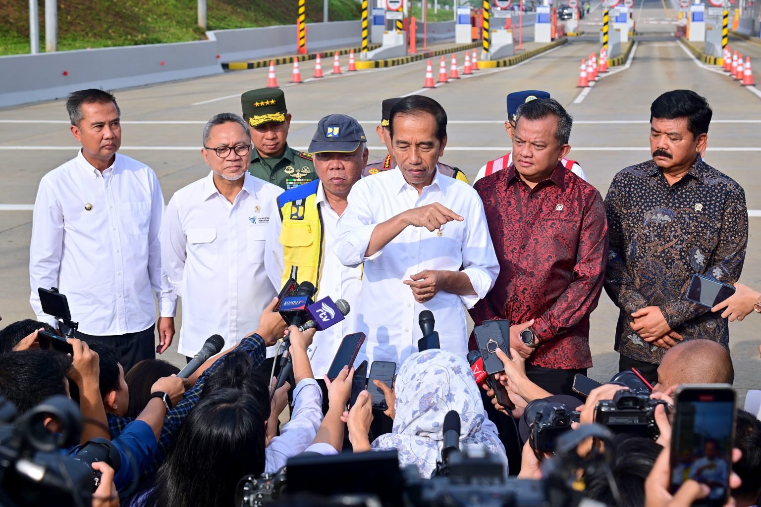 Presiden Jokowi usai meresmikan Jalan Tol Pamulang-Cinere-Raya Bogor di Gerbang Tol Limo Utama, Kota Depok, Jawa Barat, Senin (08/01/2024). (Foto: BPMI Setpres/Muchlis Jr