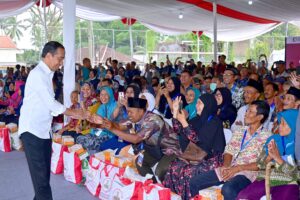 Presiden Jokowi saat mengunjungi Lapangan Sepak Bola Klumpit Tingkir, Kota Salatiga, Jawa Tengah, Senin (22/01/2024), untuk memastikan penyaluran bantuan pangan CBP diterima dengan baik. (Foto: BPMI Setpres/Muchlis Jr)