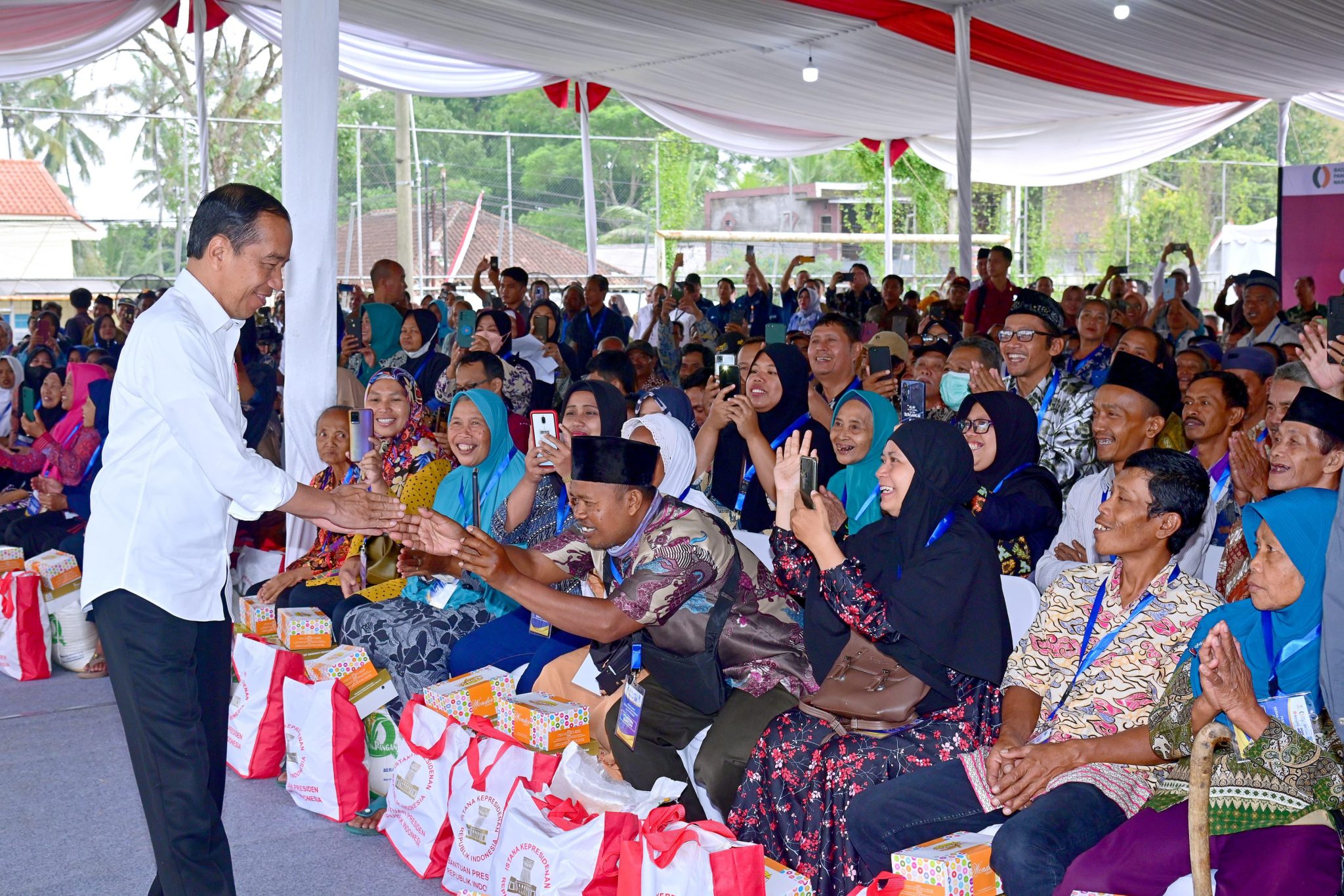 Presiden Jokowi saat mengunjungi Lapangan Sepak Bola Klumpit Tingkir, Kota Salatiga, Jawa Tengah, Senin (22/01/2024), untuk memastikan penyaluran bantuan pangan CBP diterima dengan baik. (Foto: BPMI Setpres/Muchlis Jr)