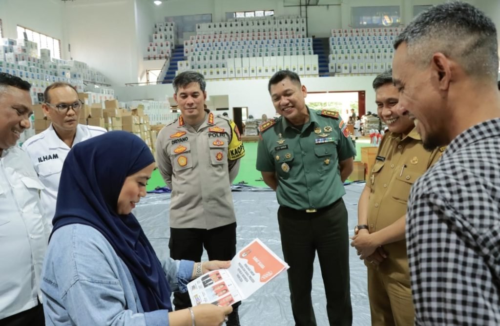 Divisi Data dan Informasi pada KPU RI dipimpin oleh Ibu Betty Epsilon ldroos mengecek kesiapan logistik Pemilu 2024 di wilayah Kota Ambon