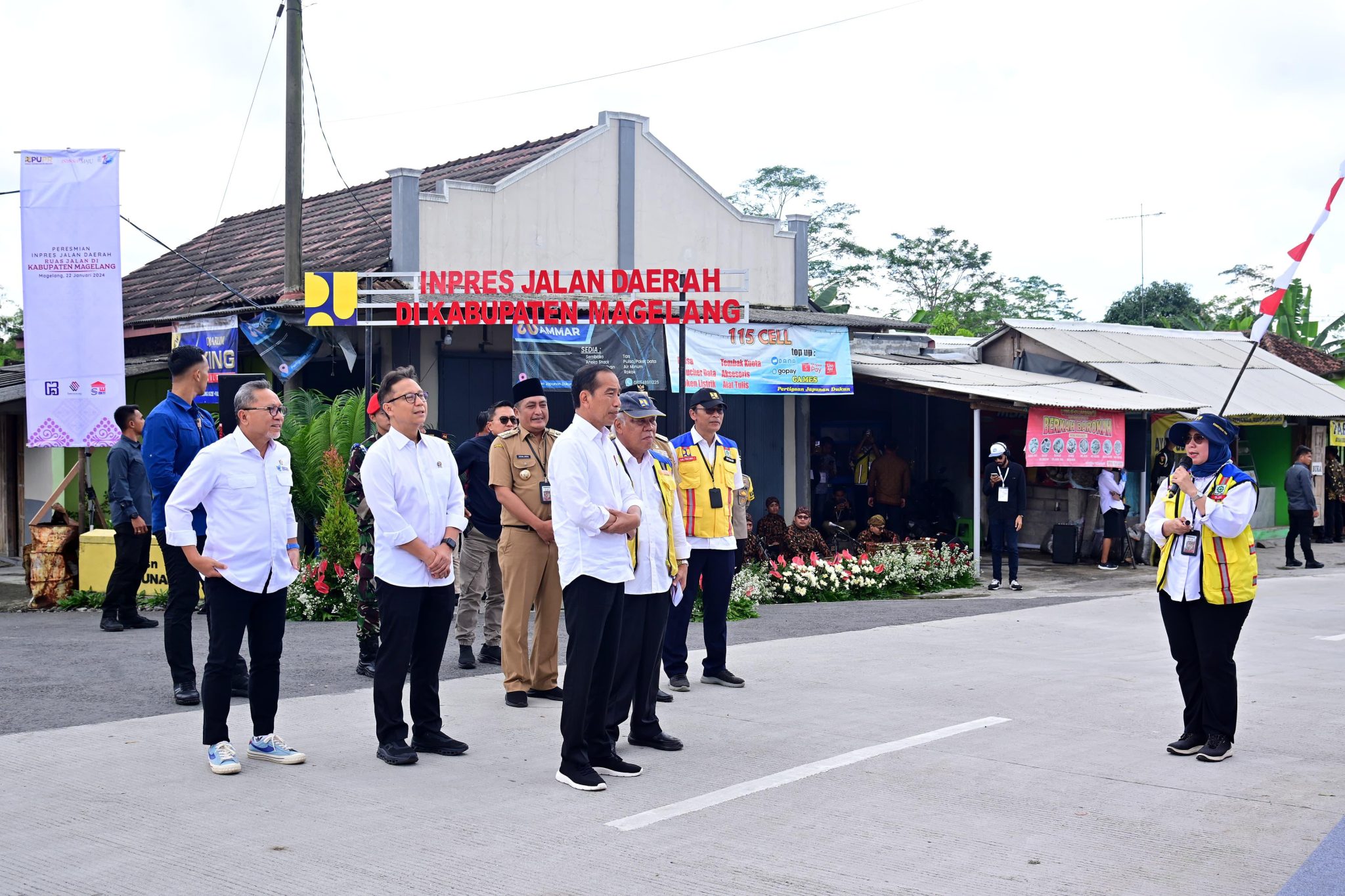 Presiden Jokowi didampingi Ibu Iriana Joko Widodo meresmikan Inpres Jalan Daerah Ruas Muntilan-Keningar, Sukomakmur, Kabupaten Magelang, Jawa Tengah, Senin (22/01/2024). (Foto: BPMI Setpres/Muchlis Jr)