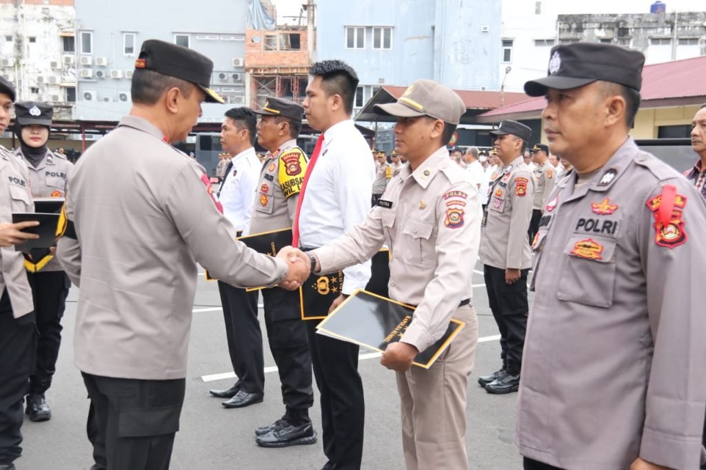 Polda Sumsel Berikan Penghargaan Kepada Ratusan Personelnya Di Halaman Apel Mapolda Sumsel