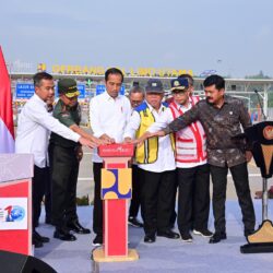 Presiden Jokowi meresmikan jalan tol Pamulang-Cinere-Raya Bogor, Senin (08/01/2024), di Gerbang Tol Limo Utara, Kota Depok, Jawa Barat. (Foto: BPMI Setpres)