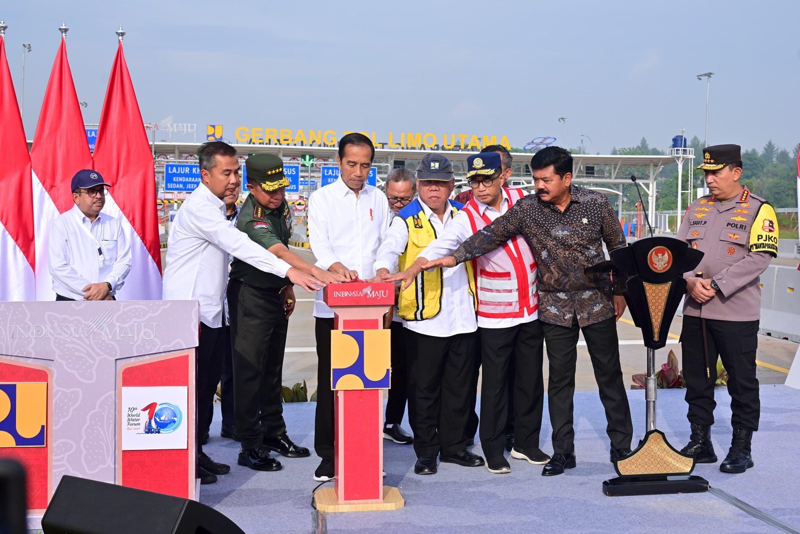 Presiden Jokowi meresmikan jalan tol Pamulang-Cinere-Raya Bogor, Senin (08/01/2024), di Gerbang Tol Limo Utara, Kota Depok, Jawa Barat. (Foto: BPMI Setpres)