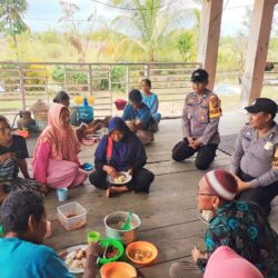 Foto : Polisi RW bersama Babinkantibmas Kampung Bencah Umbai POLSEK Sei. Mandau saat melayani masyarakat Sungai Mandau yang terkena dampak banjir