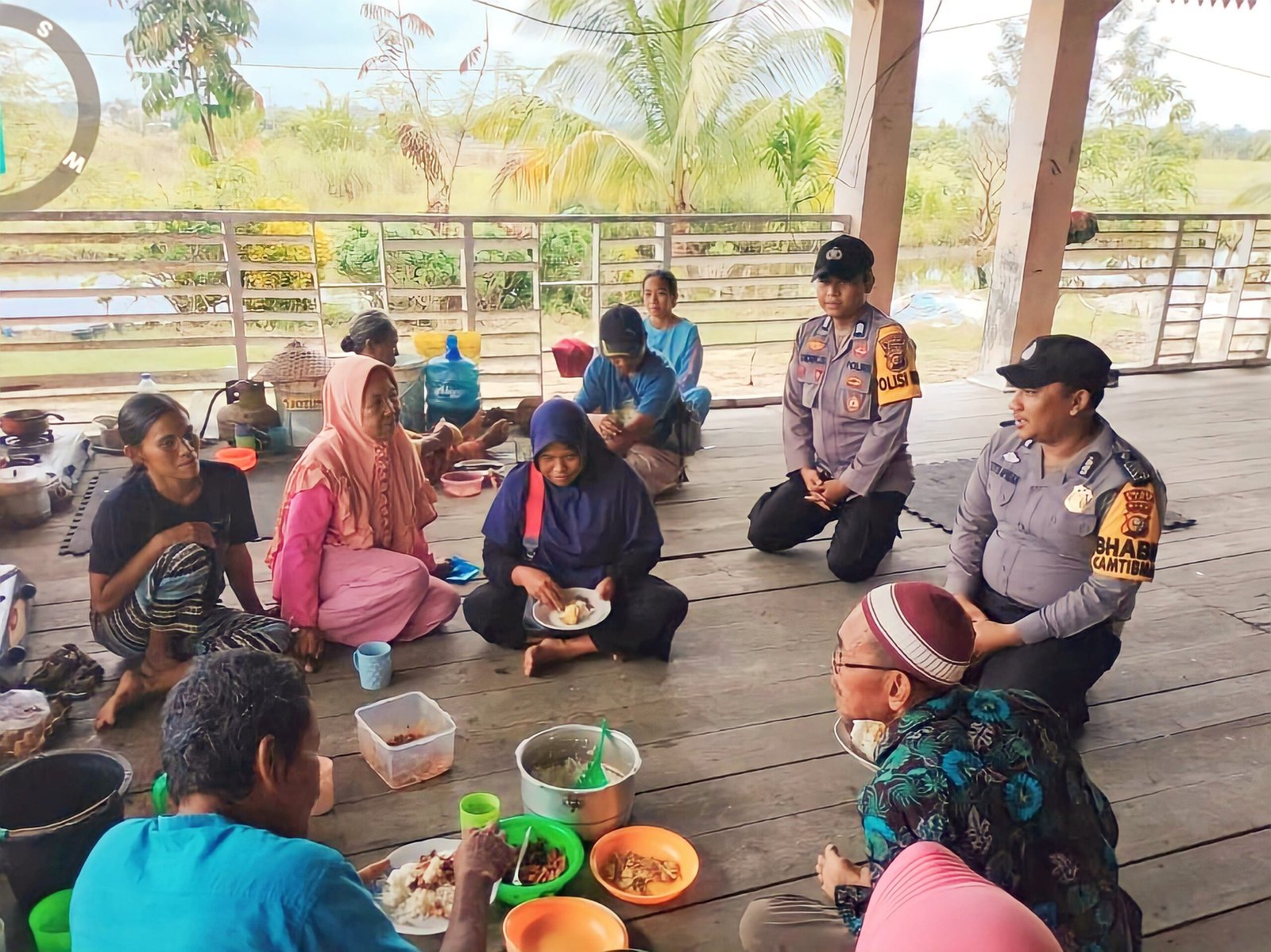 Foto : Polisi RW bersama Babinkantibmas Kampung Bencah Umbai POLSEK Sei. Mandau saat melayani masyarakat Sungai Mandau yang terkena dampak banjir