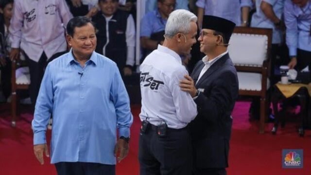 Foto: (Dari kiri ke kanan) Prabowo Subianto, Ganjar Pranowo, dan Anies Baswedan saat debat perdana calon presiden 2024-2029 di kantor KPU RI, Jakarta, Selasa (12/12/2023).