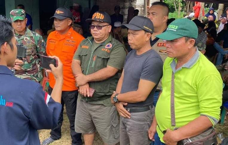 BPBD Bengkulu Utara dan Tim menyampaikan keterangan terkait korban hanyut di sungai Air Nakai.