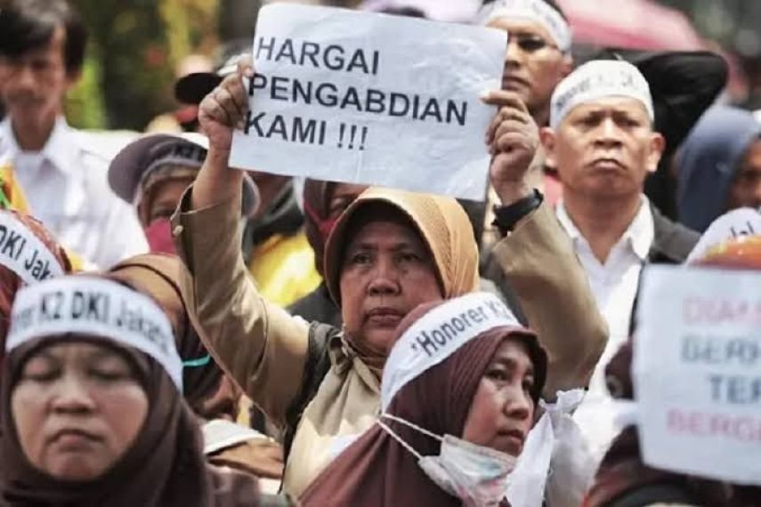 Kementerian PANRB beserta Komisi II DPR RI sepakat untuk mengangkat seluruh tenaga honorer di pemerintah jadi ASN pada 2024. Estimasi total tenaga non ASN yang masih ada saat ini1 sekitar 1,7 juta orang. (Foto Ilustrasi Honorer demo)