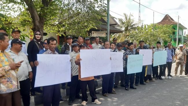 Momen para petugas KPPS menggeruduk kantor KPU Sleman karena snack tak layak saat pelantikan, Jumat (26/1/2024). Foto: Dok Istimewa.