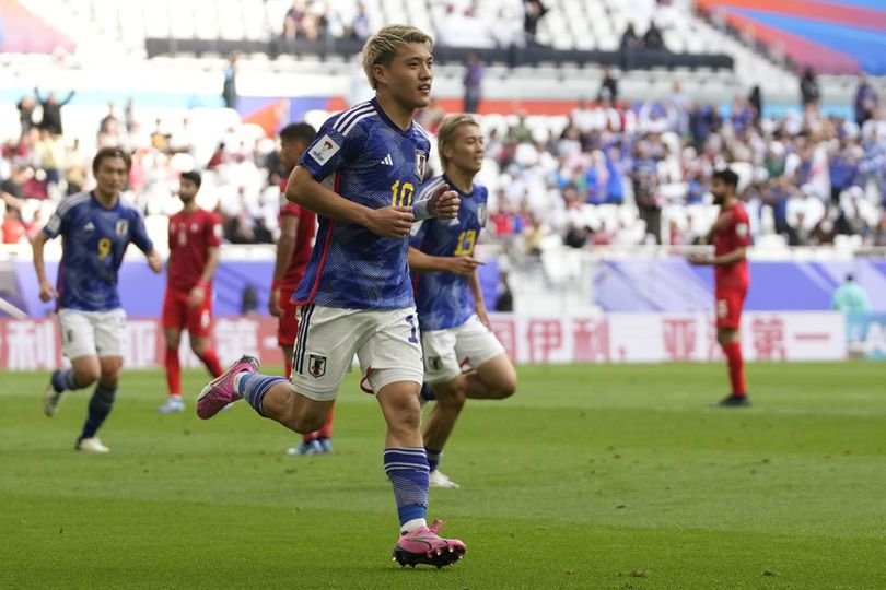 Ritsu Doan merayakan golnya untuk Timnas Jepang ke gawang Bahrain di babak 16 besar Piala Asia 2023 di Al Thumama Stadium, Rabu (31/01/2024). (c) AP Photo/Thanassis Stavrakis