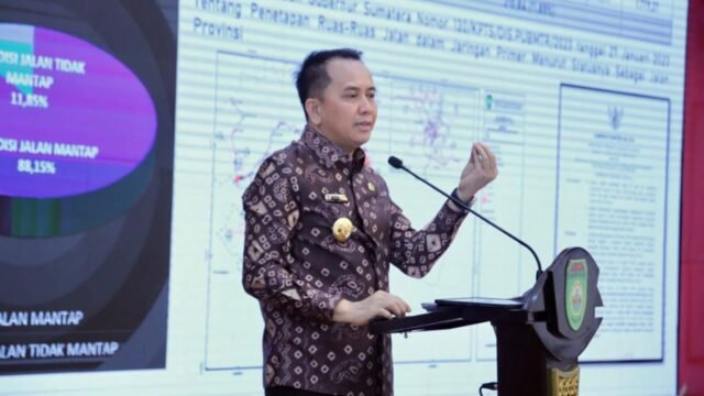 Penjabat Gubernur Sumatera Selatan Agus Fatoni menyampaikan paparan dalam acara yang bertajuk 'Refleksi Capaian Kinerja Pembangunan Provinsi Sumsel Tahun 2024 yang berlangsung di Griya Agung Palembang, Minggu (31/12). Foto: Dokumentasi Humas Pemprov Sumsel