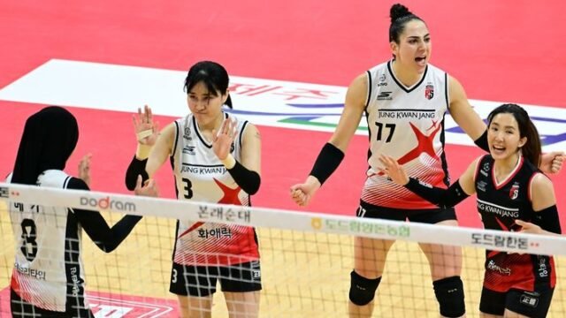 Para pemain Daejeon JungKwanJang Red Sparks dari kiri: Megawati Hangestri Pertiwi, Yeum Hye-seon (setter), Giovanna Milana, dan Noh Ran (libero) saat menghadapi Gwangju AI Peppers Savings Bank, Jumat, 8 Desember 2023 (KOVO.CO.KR)