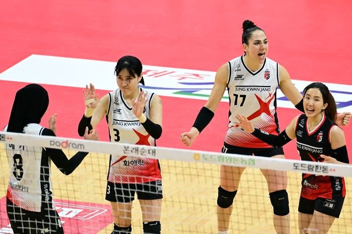 Para pemain Daejeon JungKwanJang Red Sparks dari kiri: Megawati Hangestri Pertiwi, Yeum Hye-seon (setter), Giovanna Milana, dan Noh Ran (libero) saat menghadapi Gwangju AI Peppers Savings Bank, Jumat, 8 Desember 2023 (KOVO.CO.KR)