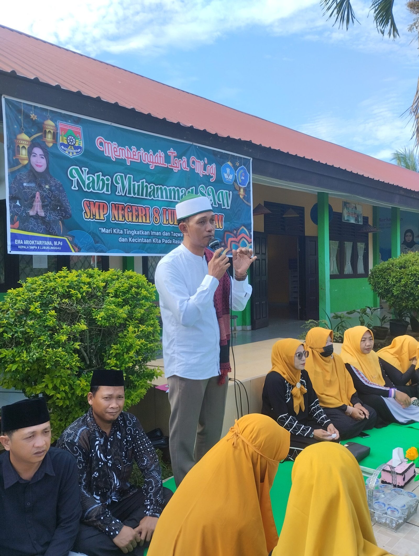 Ustad Devi Andriansyah Menyampaikan Tausiah di acara Isra Mi'raj SMPN 8 Kota Lubuklinggau, Jum'at (2/2/2024). (Foto kojang)