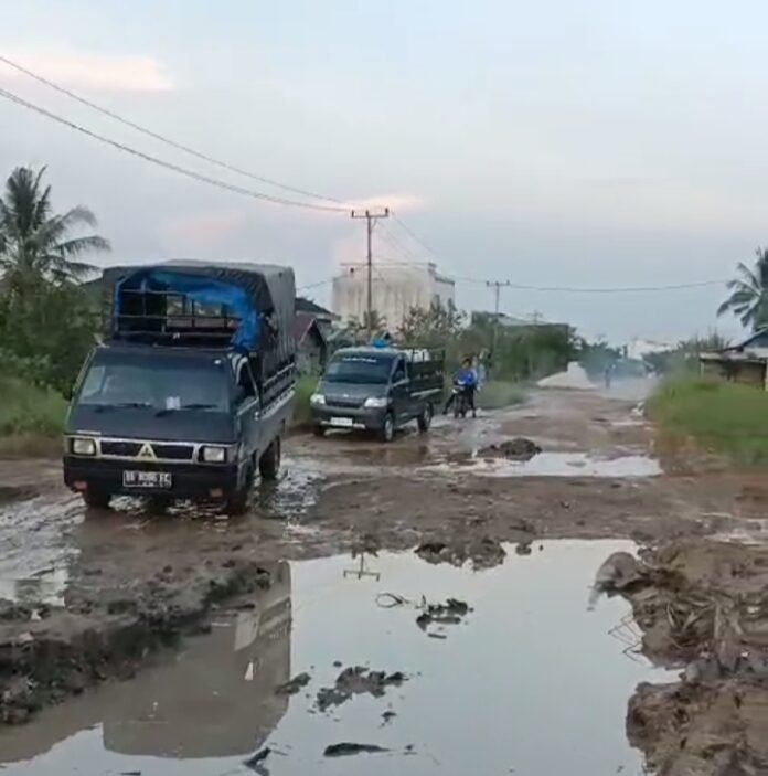 Kondisi terkini jalan linta Sinaboi yang rusak parah.