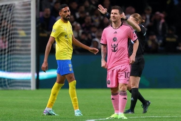 Lionel Messi dalam laga uji coba antara Al Nassr dan Inter Miami di Riyadh, Kamis (1/2/2024). (FAYEZ NURELDINE / AFP)