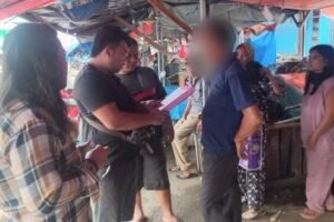 Pelaku saat diamankan polisi karena mencabuli anak tirinya. (Dok: Polresta Bengkulu)