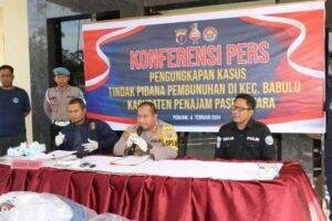 Polisi saat melakukan konferensi pers terkait pengungkapan kasus pembunuhan satu keluarga di PPU, Kaltim. (Foto: dok. Istimewa)