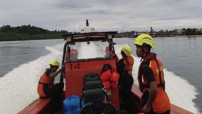 Foto: Tim SAR melakukan pencarian terhadap seorang pencari gurita yang hilang di perairan Mentawai. (Humas SAR Mentawai)