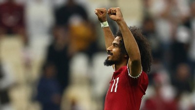 Akram Afif jadi bintang di laga final Piala Asia. (REUTERS/MOLLY DARLINGTON)Baca artikel CNN Indonesia "Qatar Juara Piala Asia, Akram Afif Hattrick di Final" selengkapnya di sini: https://www.cnnindonesia.com/olahraga/20240210235937-142-1060997/qatar-juara-piala-asia-akram-afif-hattrick-di-final. Download Apps CNN Indonesia sekarang https://app.cnnindonesia.com/