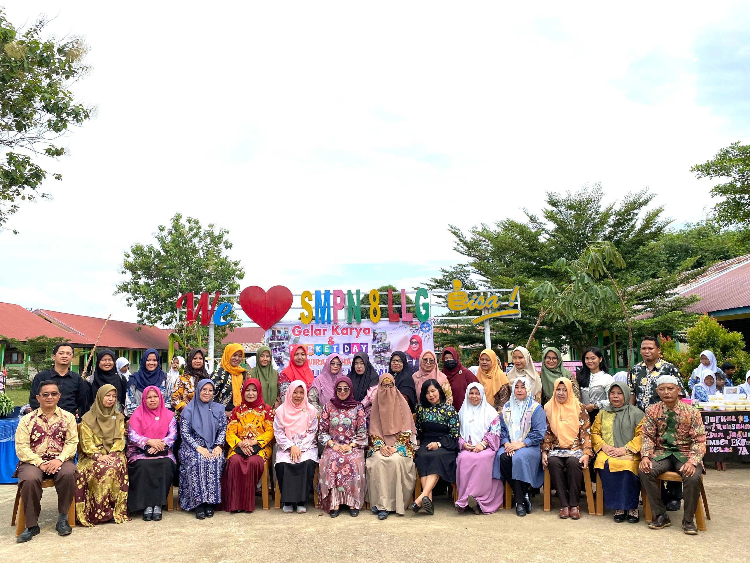 Kepala SMP Negeri 8 Berfoto bersama para dewan guru diarena Gelar karya dan Market day. (Foto Tania)