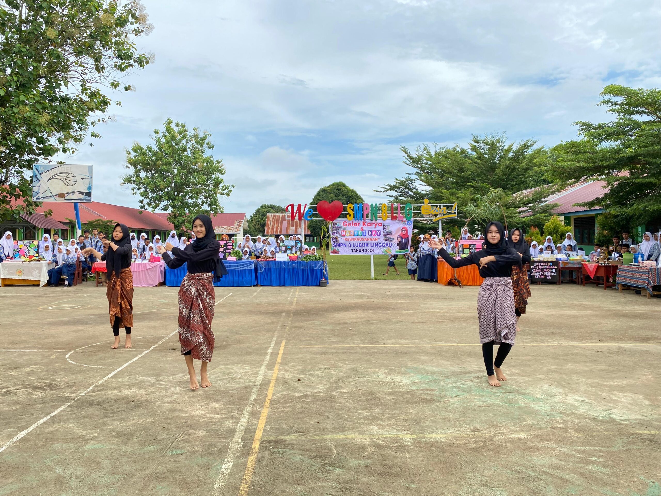 Tari kreasi yang ditampilkan siswa pada acara pembukaan gelar karya dan market day