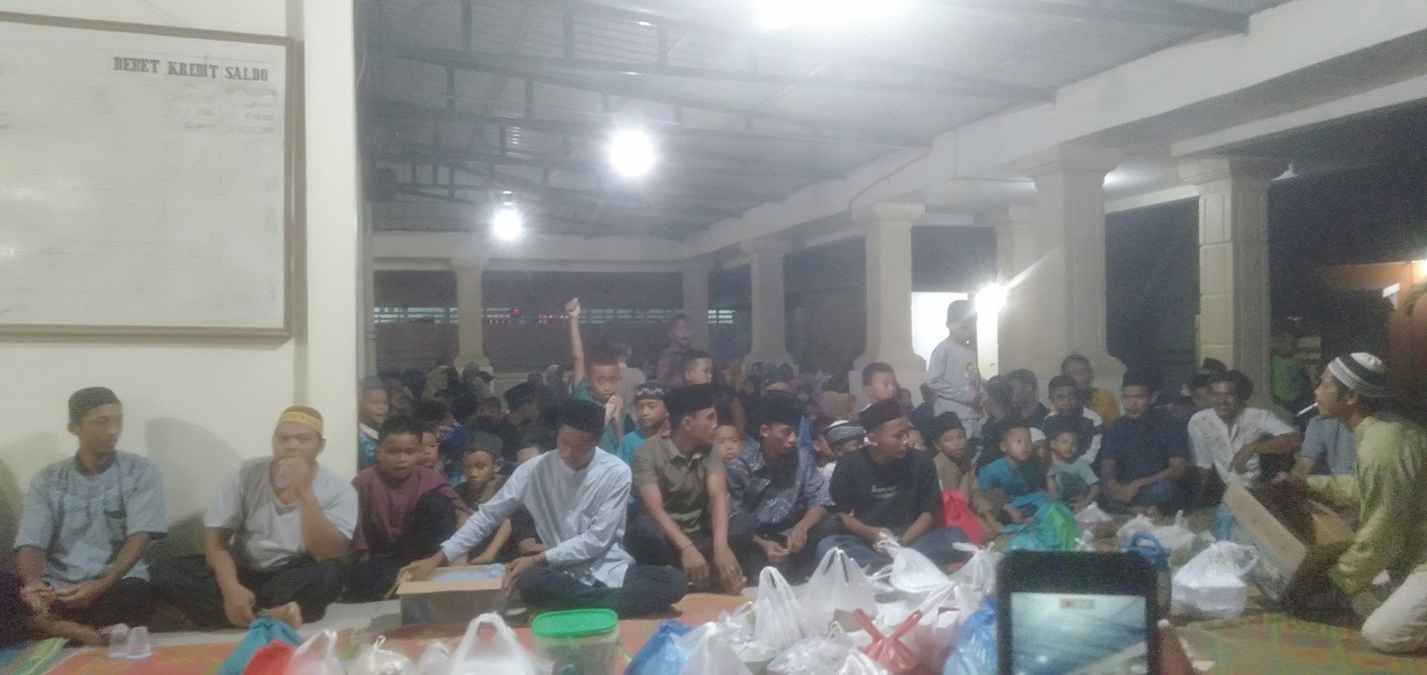 PUNGGAHAN : Suasana tradisi punggahan yang dilakukan di halaman Masjid, Al Ghifari, Jum'at (8/3/2024). Aulia Azan Siddiq