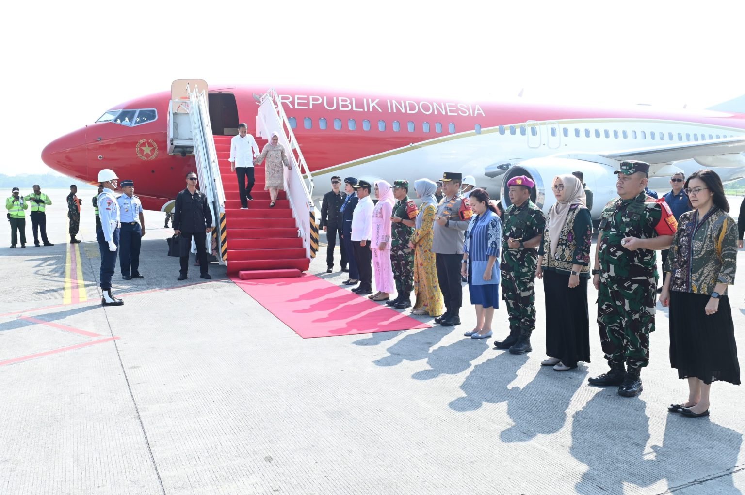 Presiden Jokowi didampingi Ibu Iriana Joko Widodo tiba di Bandara Internasional Kualanamu, Kabupaten Deli Serdang, Sumut, Kamis (14/03/2024). (Foto: BPMI Setpres/Kris)