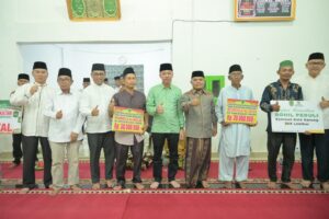 Afrizal Sintong bersama TP PKK Rohil Ny. Sanimar melanjutkan kunjungan Safari Ramadan di Masjid Al-Hidayah Kepenghuluan Teluk Bano II, Kecamatan Pekaitan, Kabupaten Rohil, Provinsi Riau pada Rabu (27/03/2024) malam.