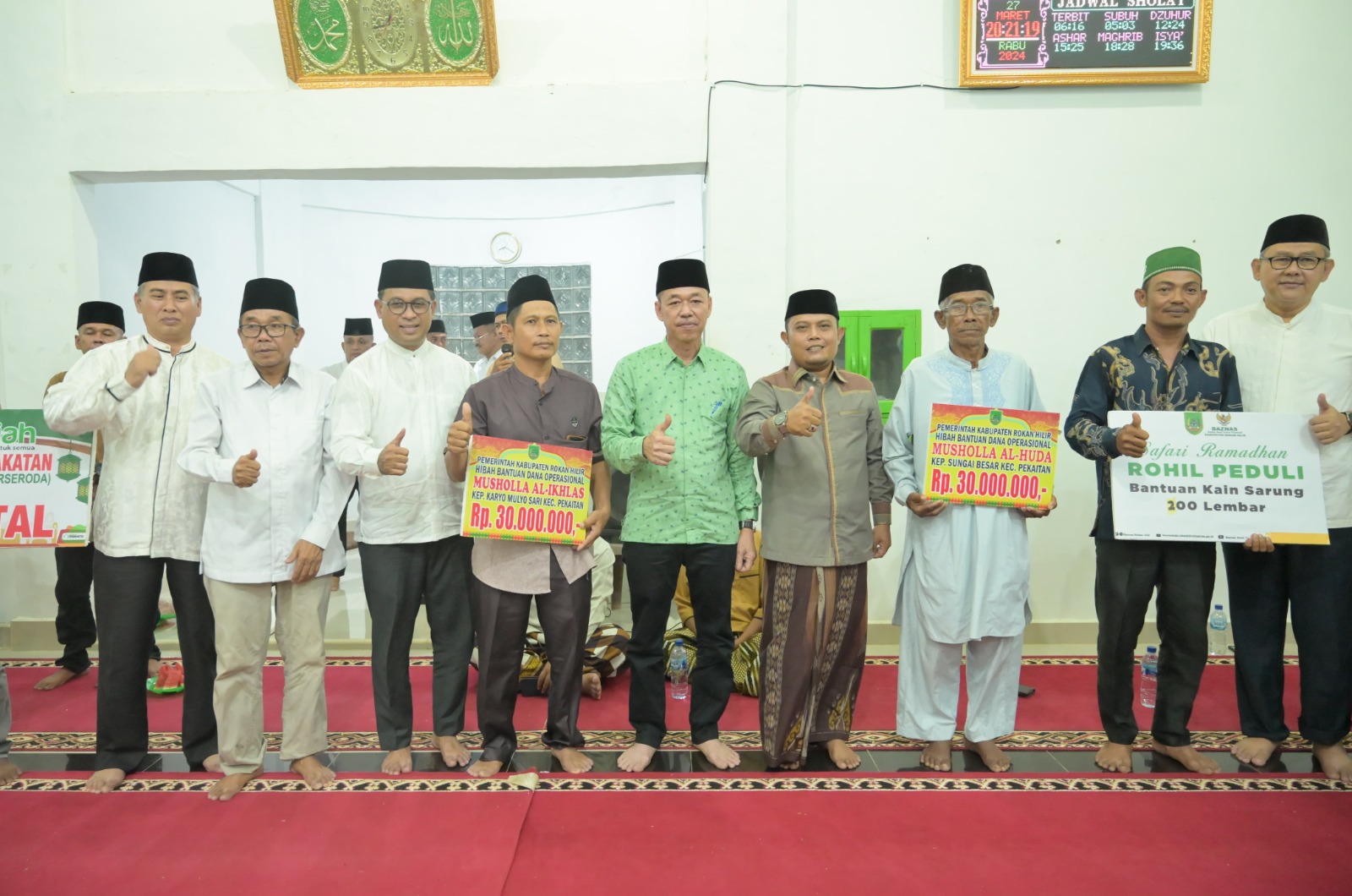 Afrizal Sintong bersama TP PKK Rohil Ny. Sanimar melanjutkan kunjungan Safari Ramadan di Masjid Al-Hidayah Kepenghuluan Teluk Bano II, Kecamatan Pekaitan, Kabupaten Rohil, Provinsi Riau pada Rabu (27/03/2024) malam.