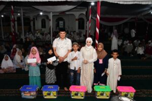 Suasana penuh kehangatan dan kebersamaan terjalin kental saat Danrem 044/Gapo Brigjen TNI Muhammad Thohir, S.Sos., M.M bersama Prajurit, PNS dan Persit bersilaturahmi dalam Buka Puasa Bersama di Masjid Al Ikhlas Makorem 044/Gapo Jl. Jenderal Sudirman Km. 4 Kota Palembang, Rabu (27/3/2024).