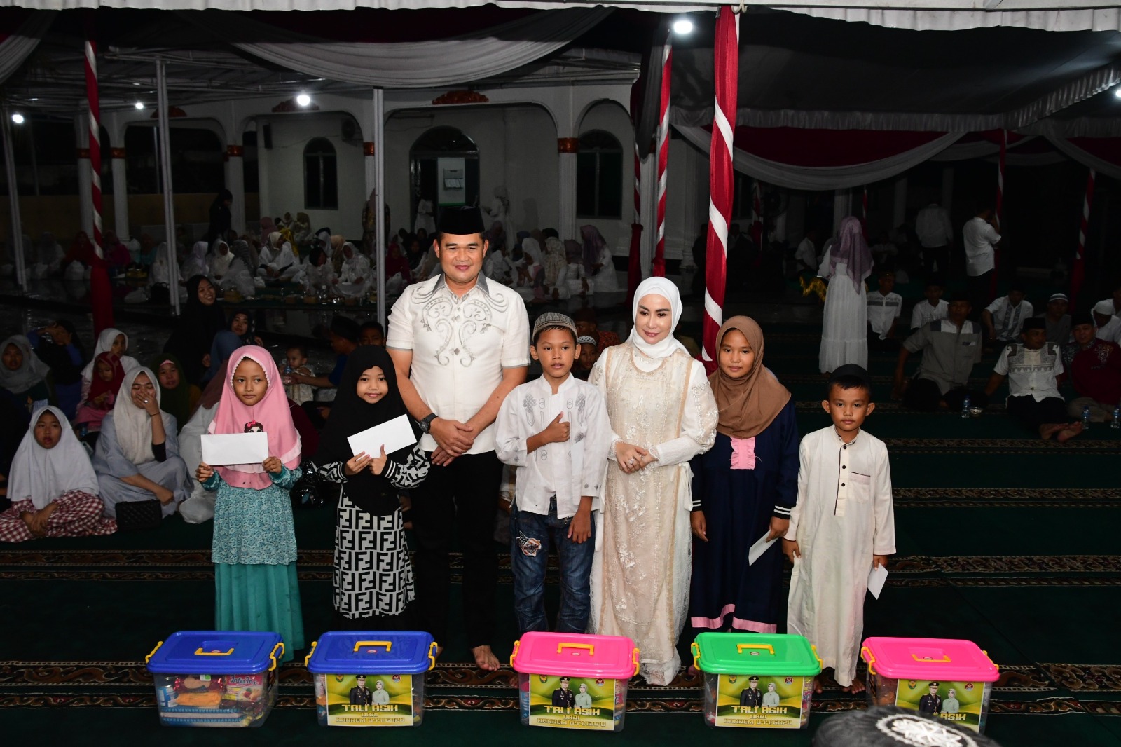 Suasana penuh kehangatan dan kebersamaan terjalin kental saat Danrem 044/Gapo Brigjen TNI Muhammad Thohir, S.Sos., M.M bersama Prajurit, PNS dan Persit bersilaturahmi dalam Buka Puasa Bersama di Masjid Al Ikhlas Makorem 044/Gapo Jl. Jenderal Sudirman Km. 4 Kota Palembang, Rabu (27/3/2024).