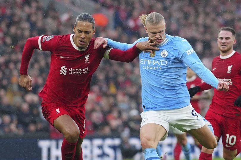 Virgil van Dijk mencoba menghalangi Erling Haaland di laga Liverpool vs Manchester City, Minggu (10/3/2024) (c) AP Photo/Jon Super