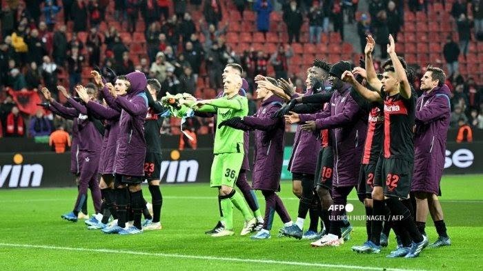 Para pemain Bayer Leverkusen berterima kasih kepada penggemarnya usai pertandingan sepak bola Grup H Liga Eropa UEFA antara Bayer 04 Leverkusen vs Molde FK di Leverkusen, pada 15 Desember 2023. Suporter Bayer Leverkusen tumpah ruah di lapangan BayArena merayakan keberhasilan klub juara Bundesliga.