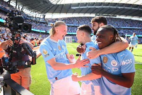Phil Foden Selebrasi setelah mencetak gol ke gawang West Ham. Foto getty