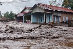 Banjir lahar dingin menerjang kawasan pemukiman di Nagari Bukik Batabuah, Kecamatan Canduang, Agam, Sumatera Barat, Jumat (5/4/2024). Banjir lahar dingin dari Gunung Marapi tersebut menerjang kawasan pemukiman di daerah itu dan sempat memutus akses ruas jalan Bukittinggi - Padang. ANTARA FOTO/Al Fatah/Ief/nym.