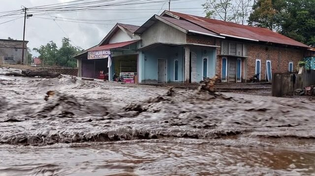 Banjir lahar dingin menerjang kawasan pemukiman di Nagari Bukik Batabuah, Kecamatan Canduang, Agam, Sumatera Barat, Jumat (5/4/2024). Banjir lahar dingin dari Gunung Marapi tersebut menerjang kawasan pemukiman di daerah itu dan sempat memutus akses ruas jalan Bukittinggi - Padang. ANTARA FOTO/Al Fatah/Ief/nym.