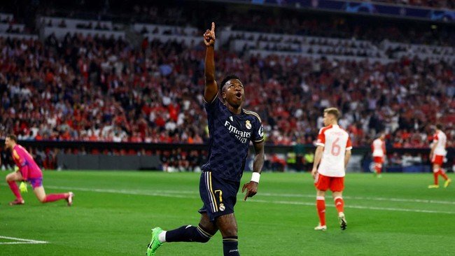 Dua gol Vinicius di Allianz Arena membuat pertandingan leg kedua di Santiago Bernabeu pada pekan depan bakal berlangsung alot, ketat, dan sengit. (REUTERS/Kai Pfaffenbach TPX IMAGES OF THE DAY)