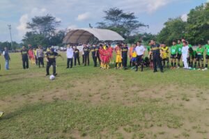 Pj. Walikota Lubuklinggau H. Trisko Defriansyah Melakukan tendangan penalti pada pembukaan Turnamen sepakbola walikota Cup Usia 15 Tahun, Rabu 26/06/2024. Foto Kojang